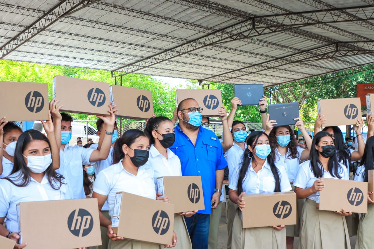 Gobierno beneficia con computadas a bachilleres en último año del Complejo “Fabio Morán”, de Ahuachapán gobierno-beneficia-con-computadas-a-bachilleres-en-ultimo-ano-del-complejo-fabio-moran-de-ahuachapan